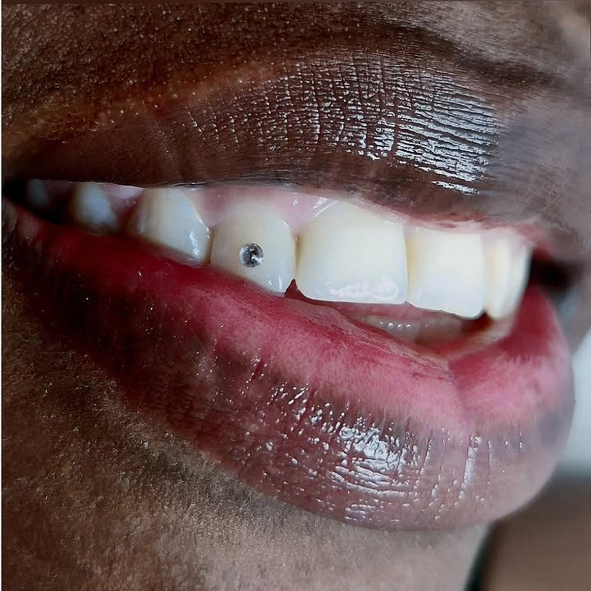 Sourire avec bijoux dentaires FlySmile