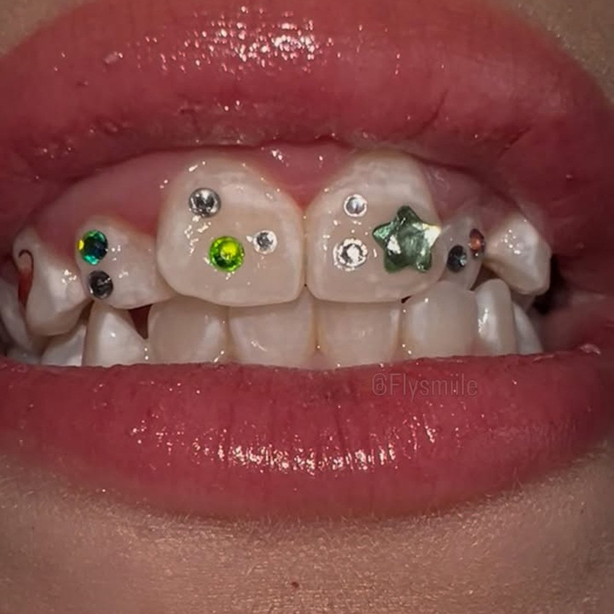 Sourire avec bijoux dentaires FlySmile