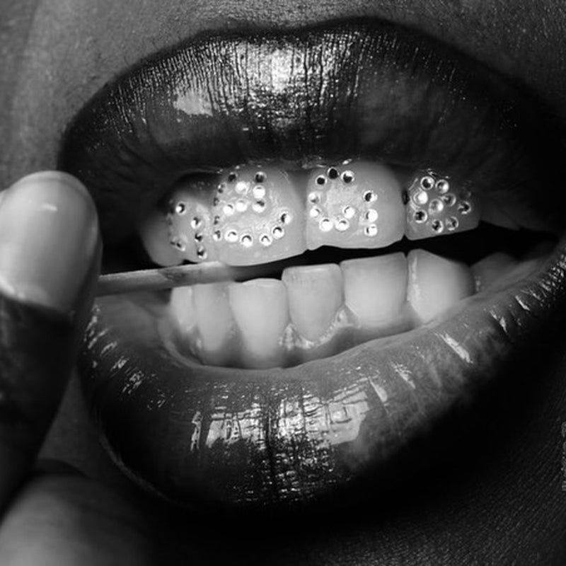 Sourire avec bijoux dentaires FlySmile
